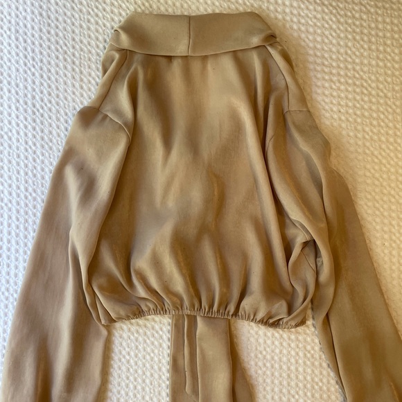 Elegant satin beige crop top - Picture 2 of 4